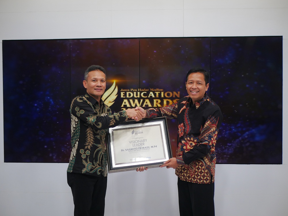TELADAN: Kepala SMAN 3 Ponorogo Dr. Sasmito Pribadi, M.Pd diganjar penghargaan Jawa Pos Radar Madiun Education Awards 2025 kategori Visionary Leader.