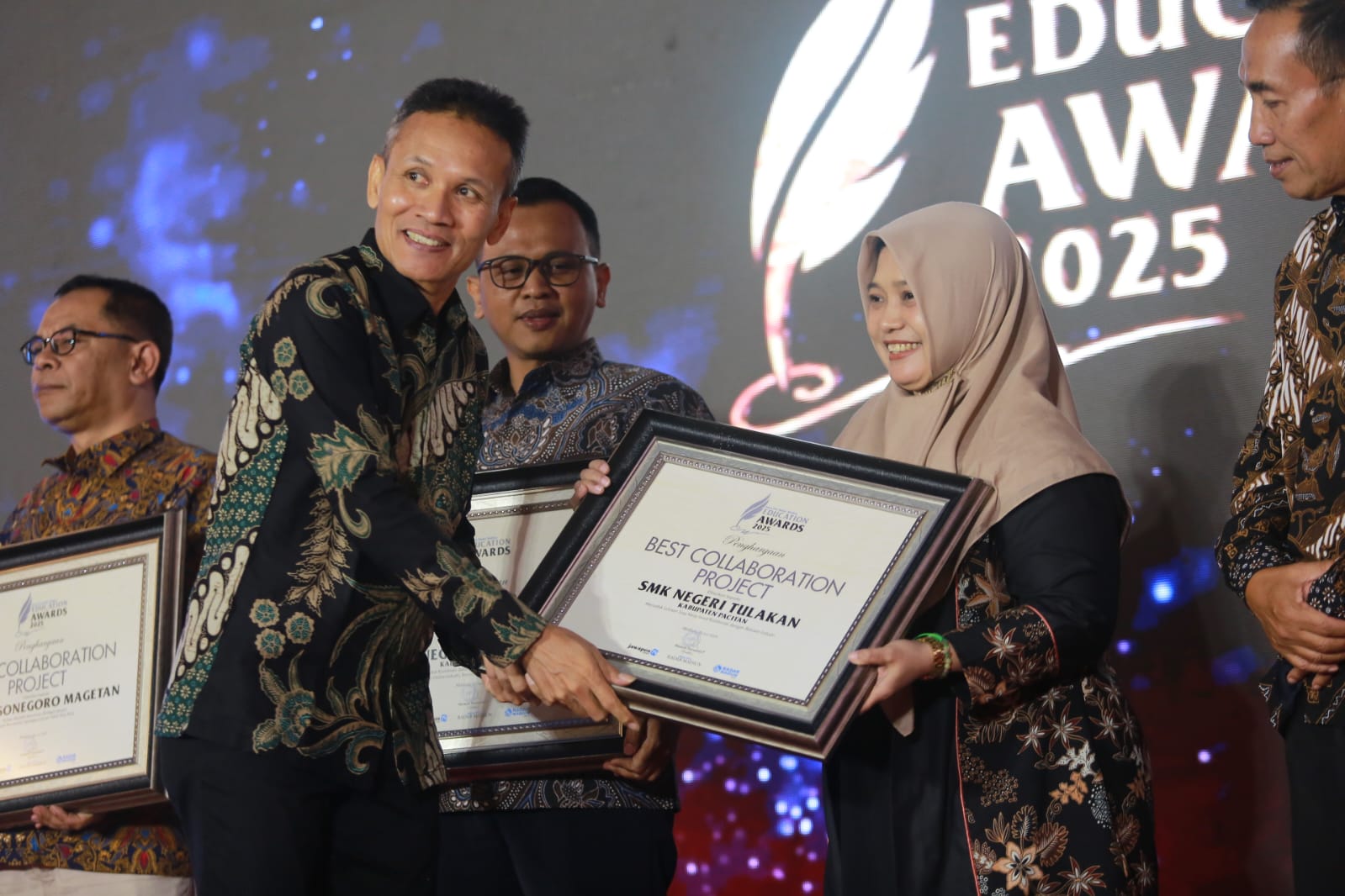 Keberhasilan dalam menciptakan ekosistem pendidikan yang relevan, SMKN Tulakan digajar penghargaan Best Collaboration Projet dalam Radar Madiun Education Awards 2025. BAGAS BIMANTARA/RADAR MADIUN