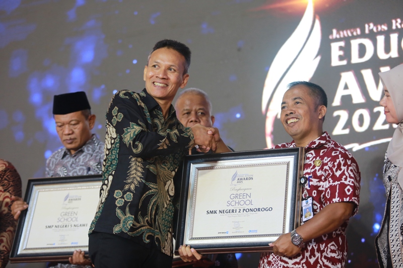 RAMAH LINGKUNGAN: Kepala SMKN 2 Ponorogo Suryanto, S.Pd menerima penghargaan Jawa Pos Radar Madiun Education Awards 2025 kategori Green School.&nbsp;