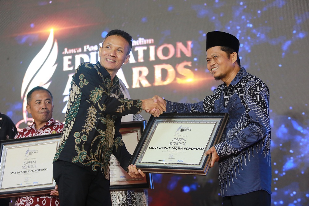 SEKOLAH RUJUKAN: Kepala SMPIT Darut Taqwa Ponorogo Arif Yeni Varianto meraih penghargaan Jawa Pos Radar Madiun Education Awards 2025 Kategori Green School.&nbsp; (BAGAS BIMANTARA/JAWA POS RADAR MADIUN)