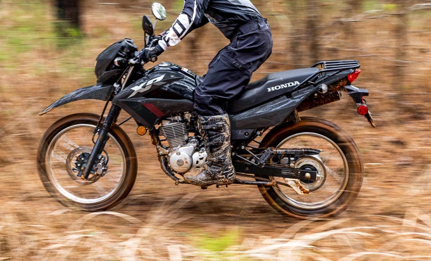 Honda XR150L 2025, motor bergaya dual-sport.