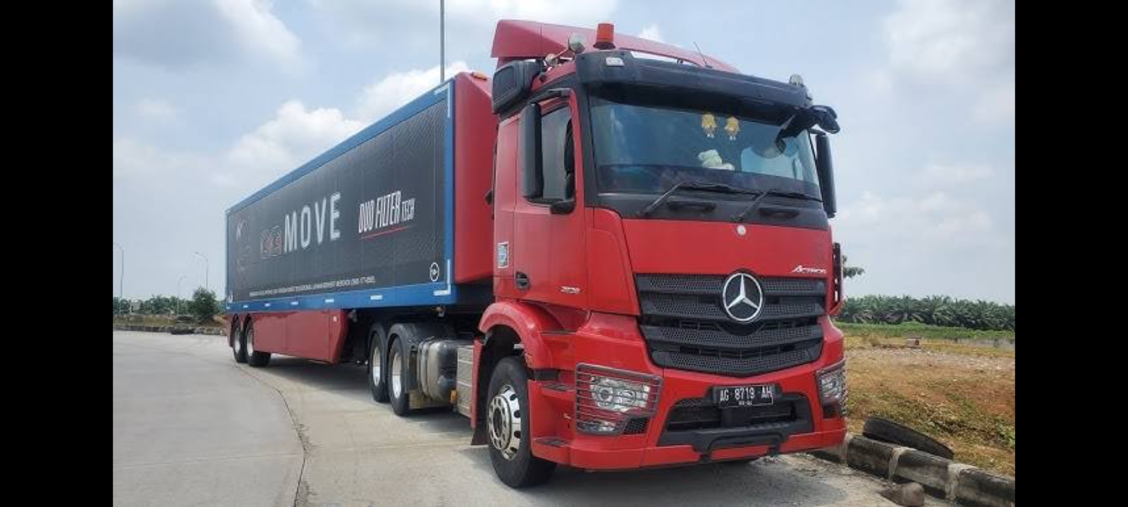 Truk Mercy Actros milik PT Gudang Garam.