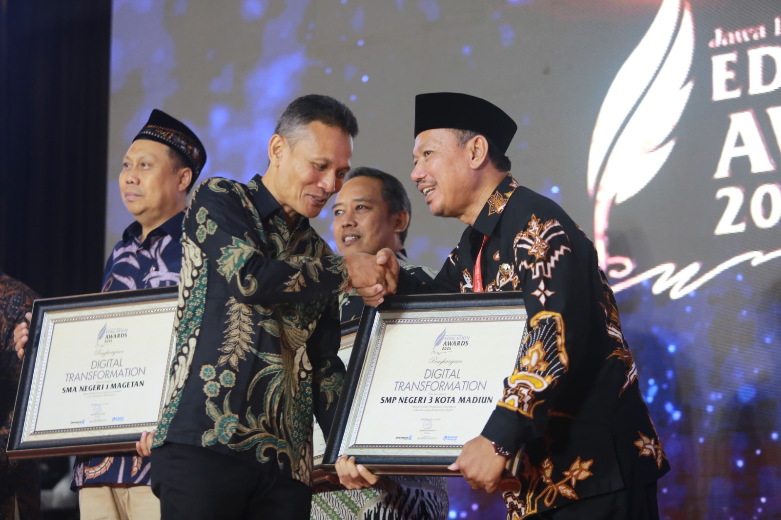 SMPN 3 Kota Madiun sukses meraih penghargaan Radar Madiun Education Awards 2025 kategori Digital Transformation berkat terobosannya dalam tata kelola berbasis teknologi.