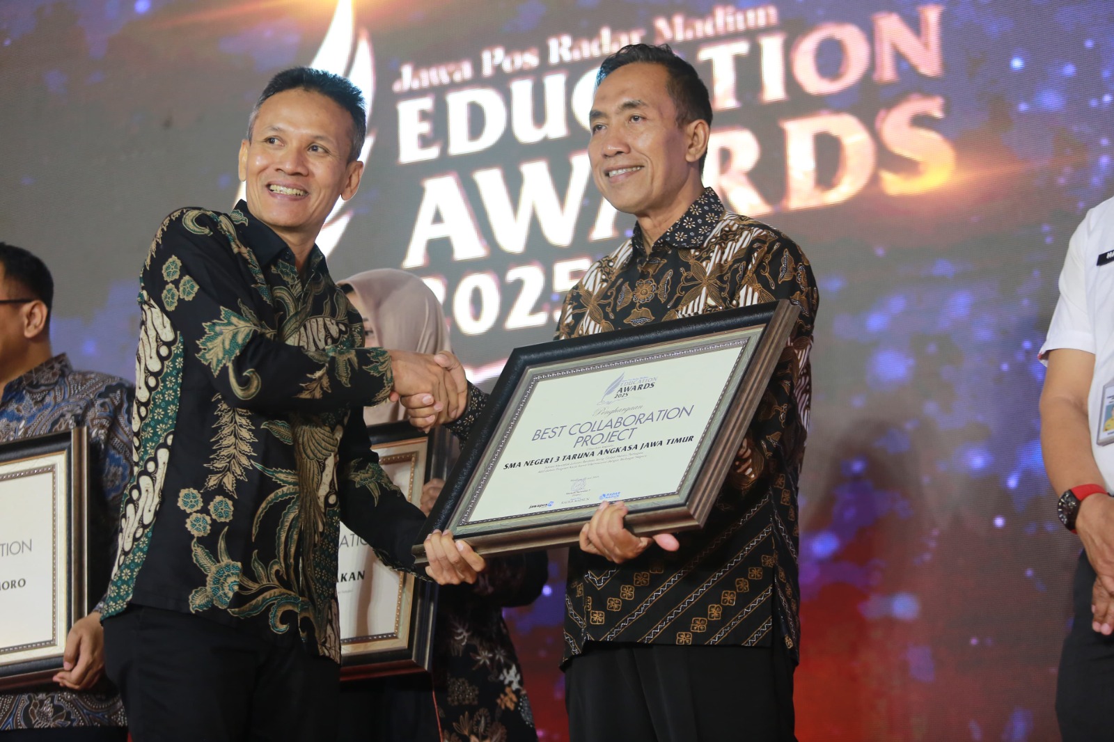 Kepala SMAN 3 Taruna Angkasa Agus Supriyono menerima penghargaan Best Collaboration Project dari Radar Madiun Education Awards 2025 sebagai wujud keberhasilan program globalisasi sekolah.