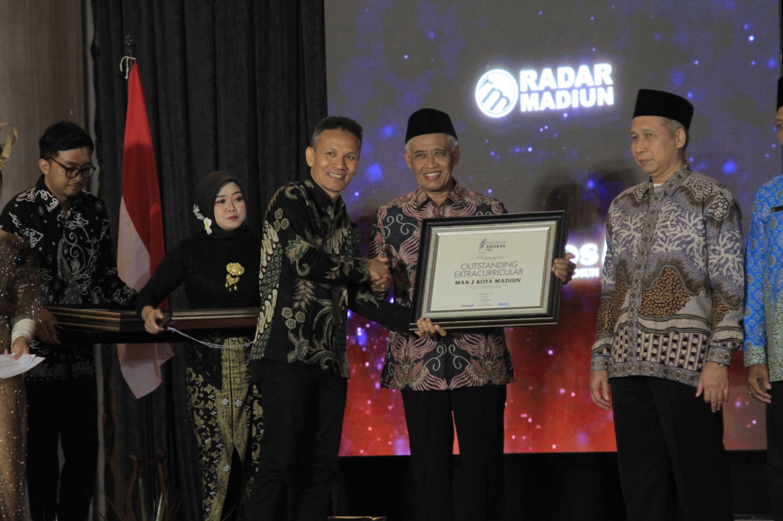 MAN 2 Kota Madiun meraih penghargaan Education Awards 2025 untuk kategori Outstanding Extracurricular. FOTO: BAGAS BIMANTARA/RADAR MADIUN