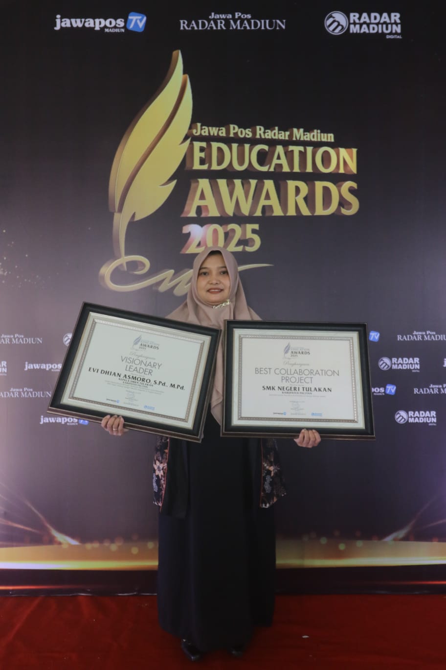 Kepala SMKN Tulakan Evi Dhian Asmoro menerima penghargaan Radar Madiun Education Awards 2025 untuk kategori Visionary Leader.