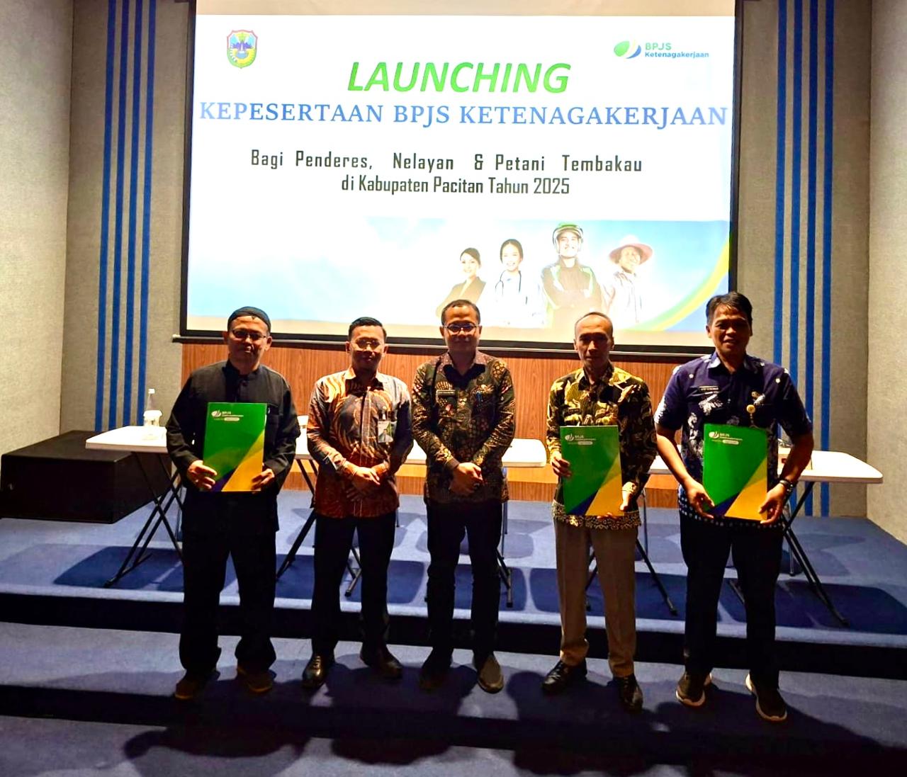 BPJS Ketenagakerjaan bersama dengan Pemkab Pacitan me-launching program kepesertaan Jamsostek bagi  penderes, nelayan dan petani tembakau. FOTO: BPJS KETENAGAKERJAAN