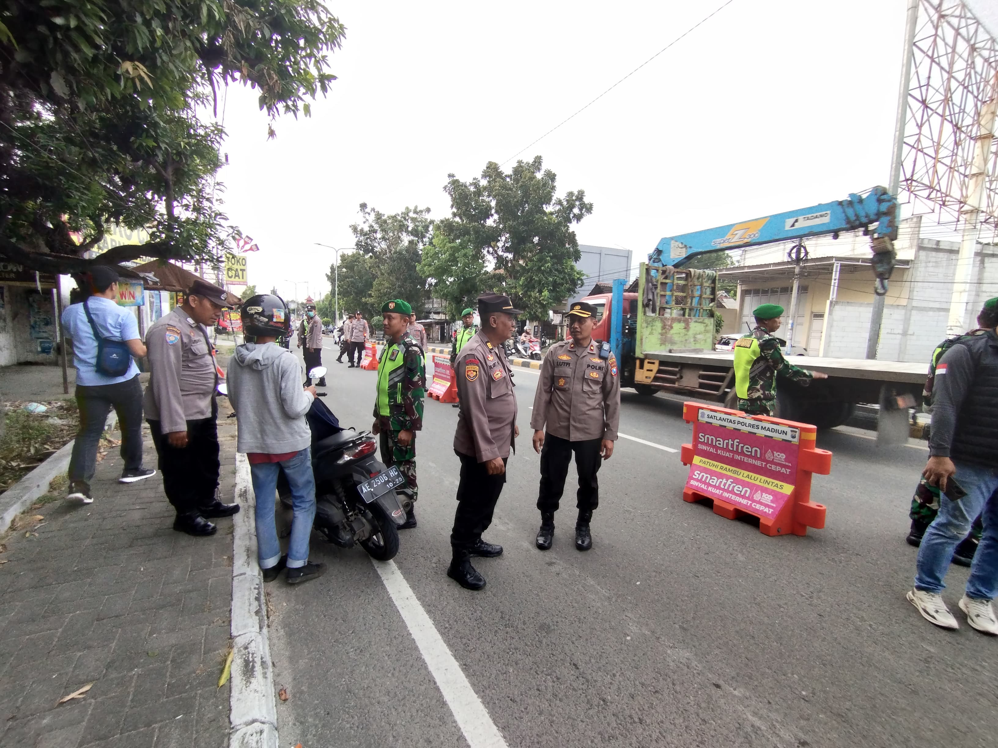 Personel gabungan berjaga di Jalur Madiun-Ponorogo saat pengamanan tradisi Satu Suro, Kamis (26/6). FOTO: POLRES MADIUN