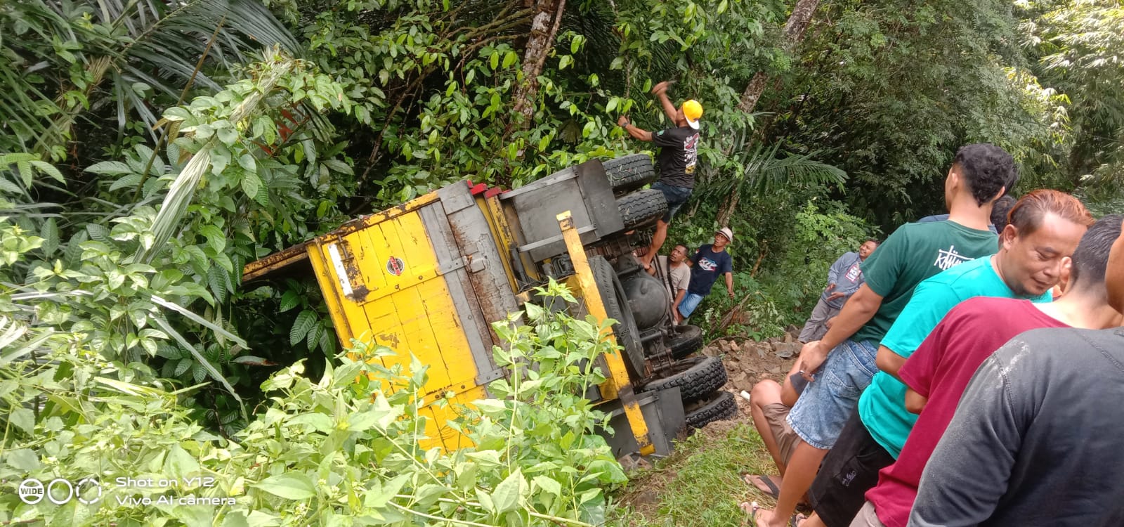 Truk Mitsubishi merah bernomor polisi 8342 YF terguling di Jalan Raya Pacitan&ndash;Tulakan, Dusun Krajan, Desa Mentoro, Kecamatan Pacitan, Jumat (27/6). FOTO: ISTIMEWA