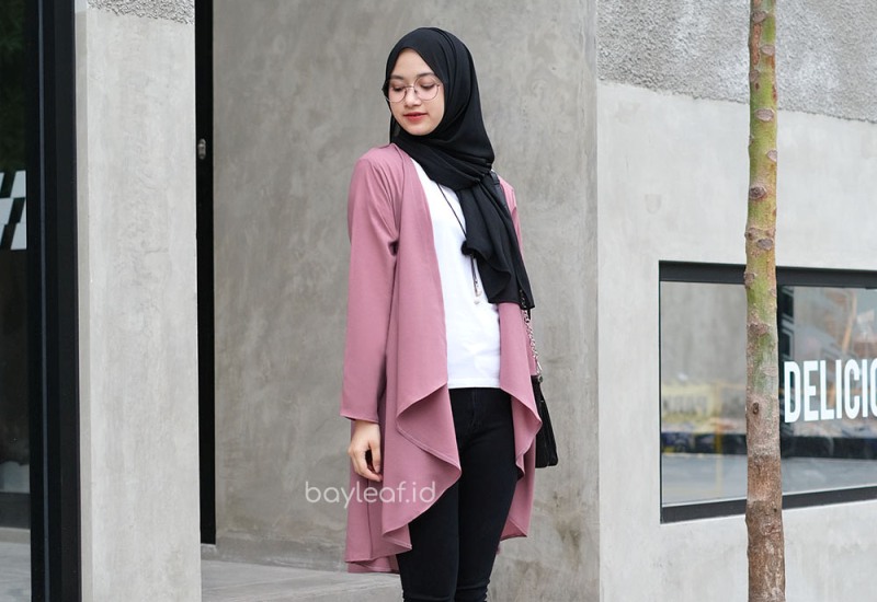 Ilustrasi cardigan panjang hijab friendly.