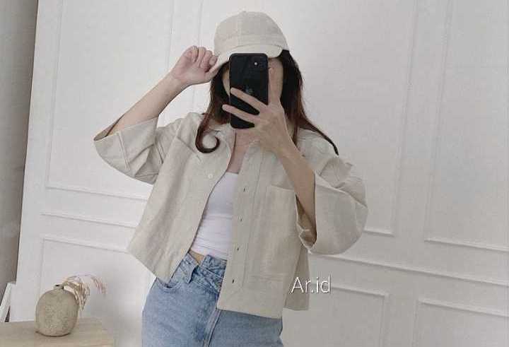 Ilustrasi inspirasi outer crop top yang fashionable.