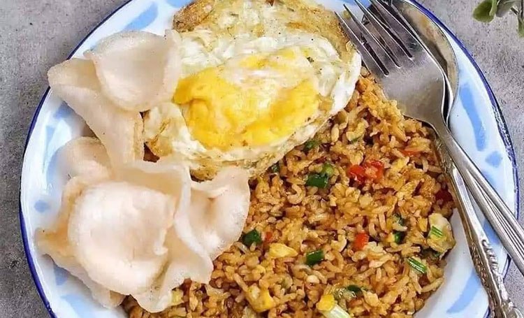 Ilustrasi resep nasi goreng rumahan yang enak.
