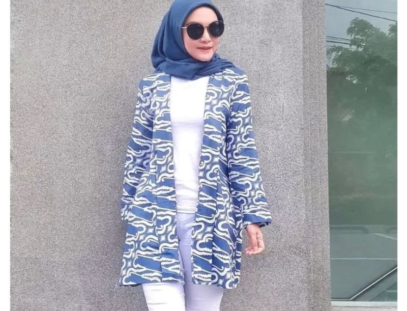 Ilustrasi outer batik kekinian untuk hijabers.