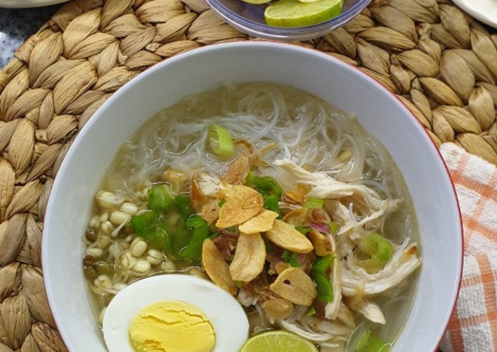 Ilustrasi soto ayam kuah bening.
