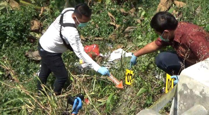 Petugas Polsek Saradan melakukan olah TKP di lokasi penemuan korban kecelakaan tunggal di jalan raya Saradan&ndash;Gemarang, kemarin (27/6). FOTO: DIAN RAHAYU/RADAR CARUBAN