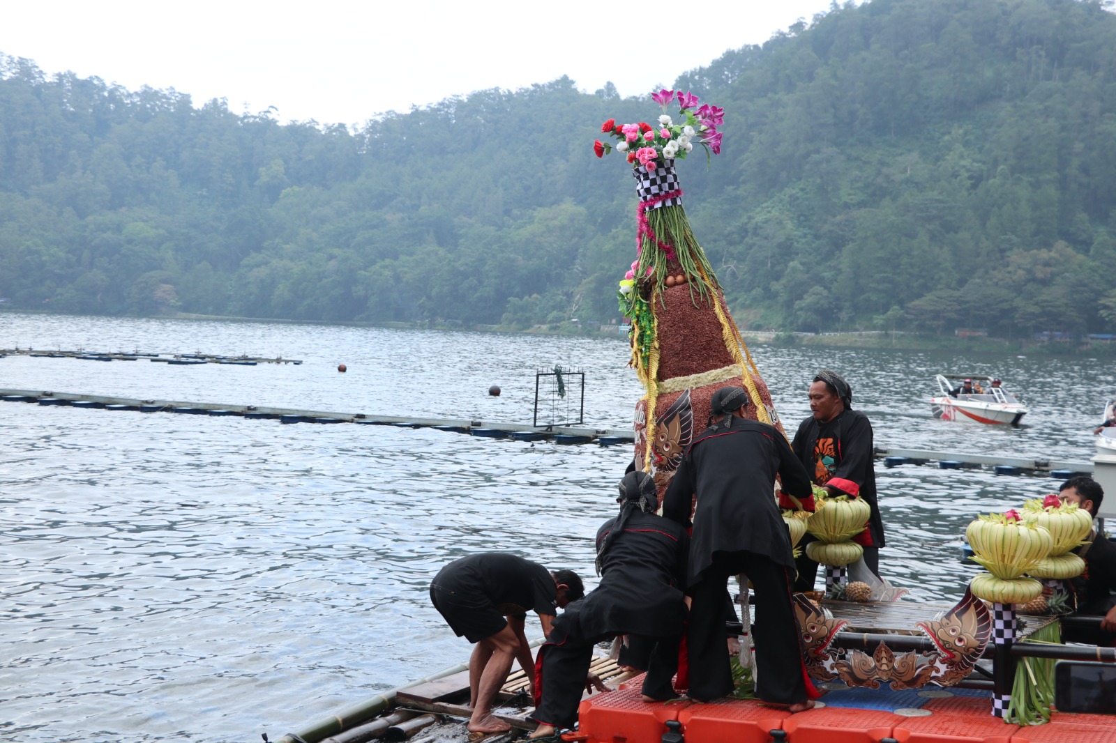 Dua sesepuh melarung Tumpeng Agung ke tengah Telaga Ngebel sebagai puncak prosesi Grebeg Suro 2025, kemarin (27/6). FOTO: SUGENG DWI N./RADAR PONOROGO