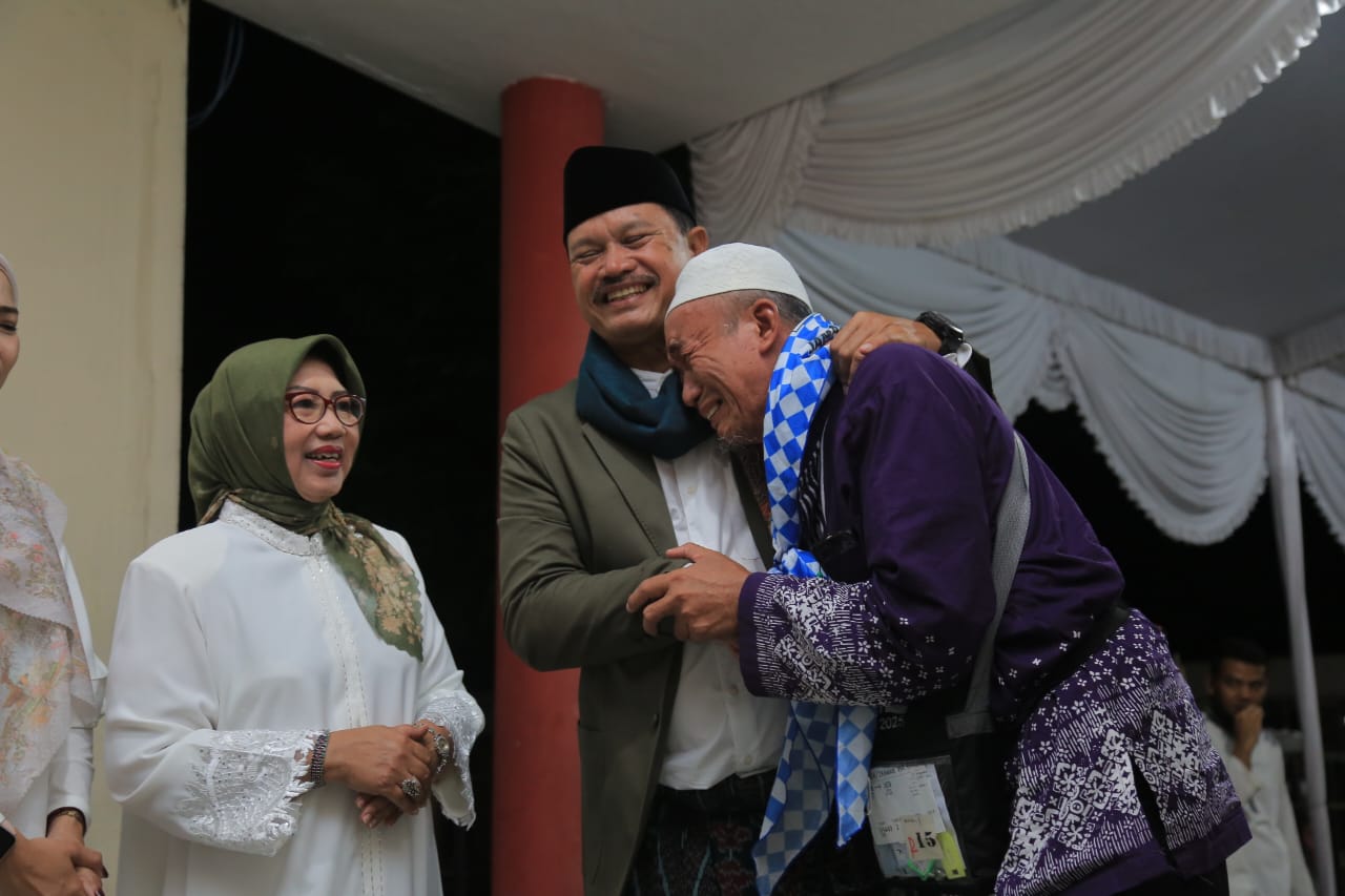 Wali Kota Madiun Maidi menyambut kedatangan 152 jamaah haji kloter 52 di Asrama Haji Kota Madiun, kemarin (27/6). FOTO: BAGAS BIMANTARA/RADAR MADIUN