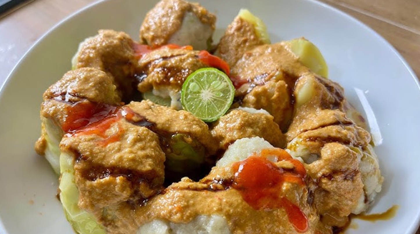 Siomay dengan sambal kacang.