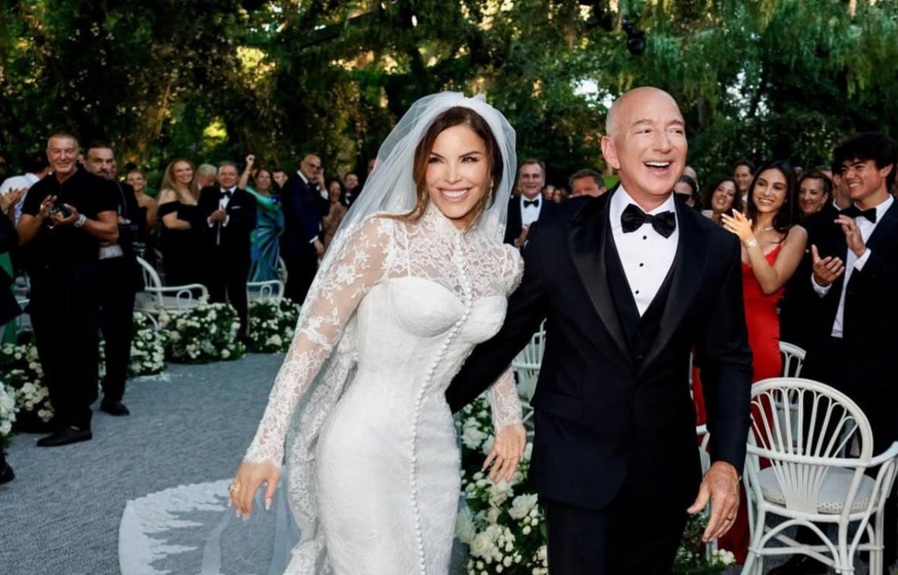 Pernikahan Jeff Bezos diprotes para aktivis.