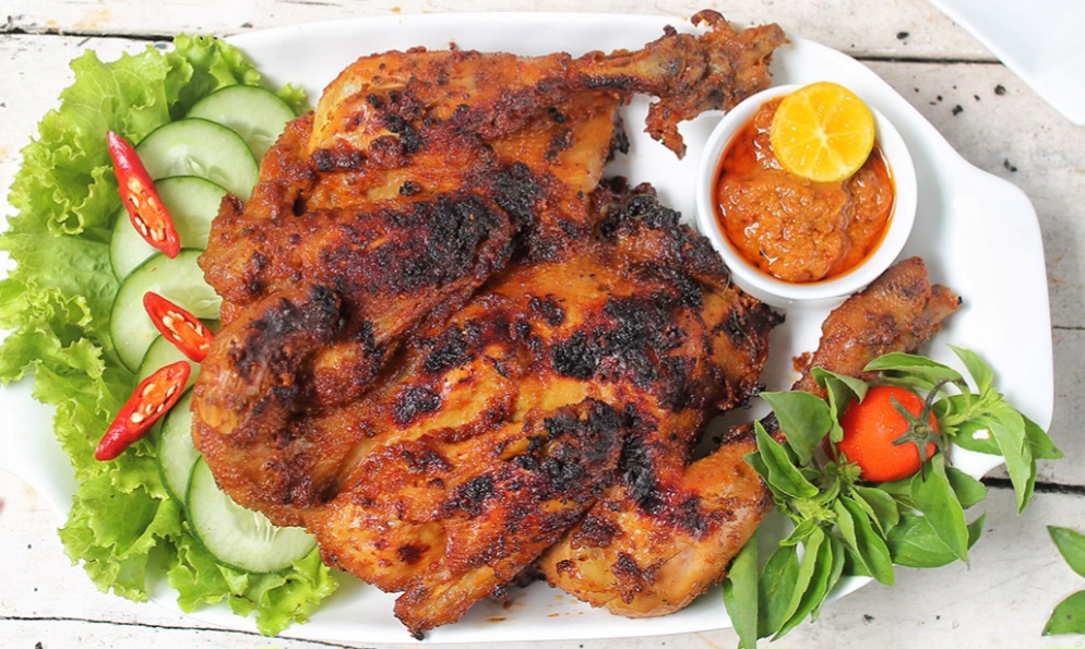 Ilustrasi resep ayam bakar bumbu rujak rempahnya meresap.