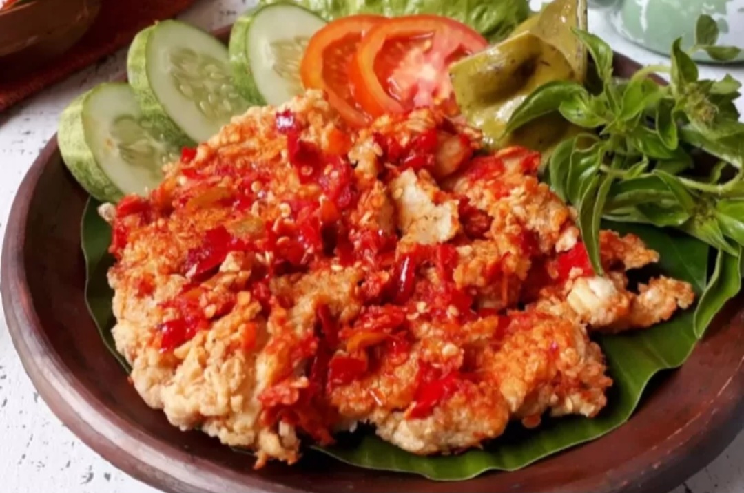 Ilustrasi resep ayam geprek kribo crispy super pedas.