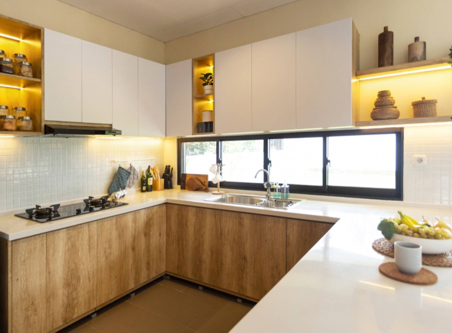 Ilustrasi mendesain kitchen set letter U yang fungsional.