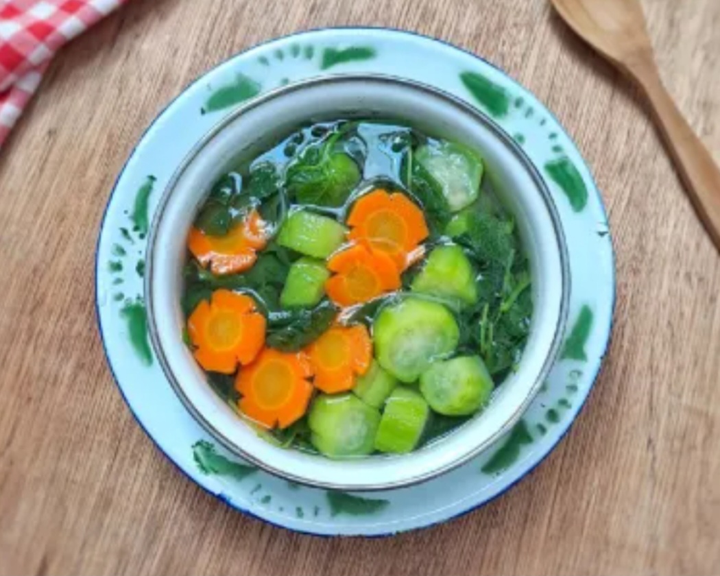 Ilustrasi resep sayur bening wortel oyong yang segar.