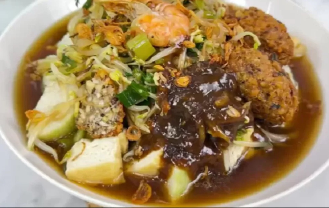Ilustrasi resep lontong balap khas Surabaya yang lezat.