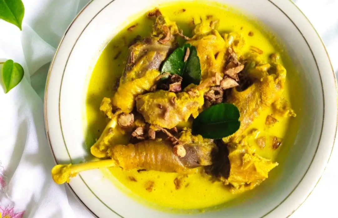 Ilustrasi resep opor ayam kampung empuk.