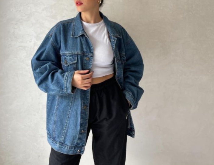 Ilustrasi model jaket denim wanita yang ngetren di 2025.