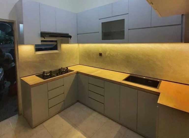 Inspirasi kitchen set letter L yang hemat ruang.