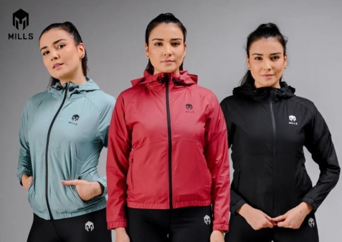 Ilustrasi rekomendasi windbreaker wanita salah satunya MILLS.