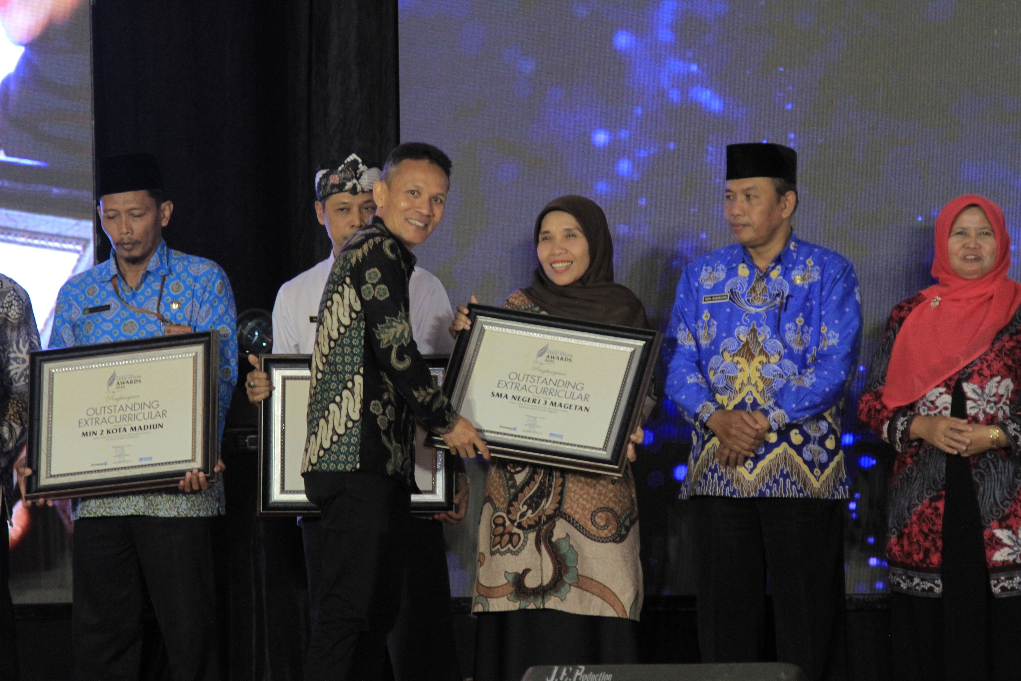 SMAN 3 Magetan meraih penghargaan Outstanding Extracurricular di ajang Radar Madiun Education Awards 2025.