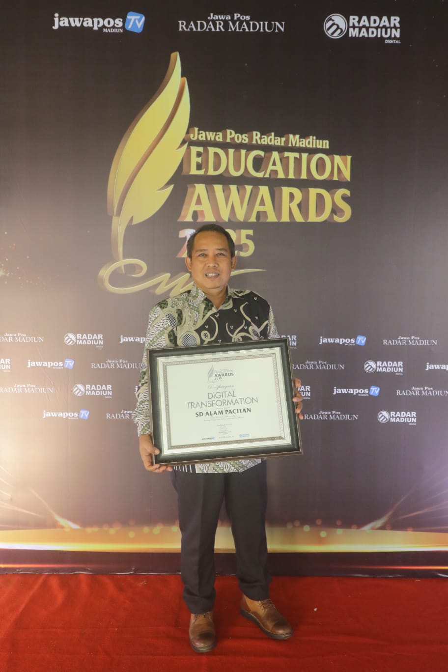 SD Alam Pacitan meraih penghargaan Digital Transformation berkat upaya maksimal pemanfaatan teknologi untuk edukasi pembelajaran.