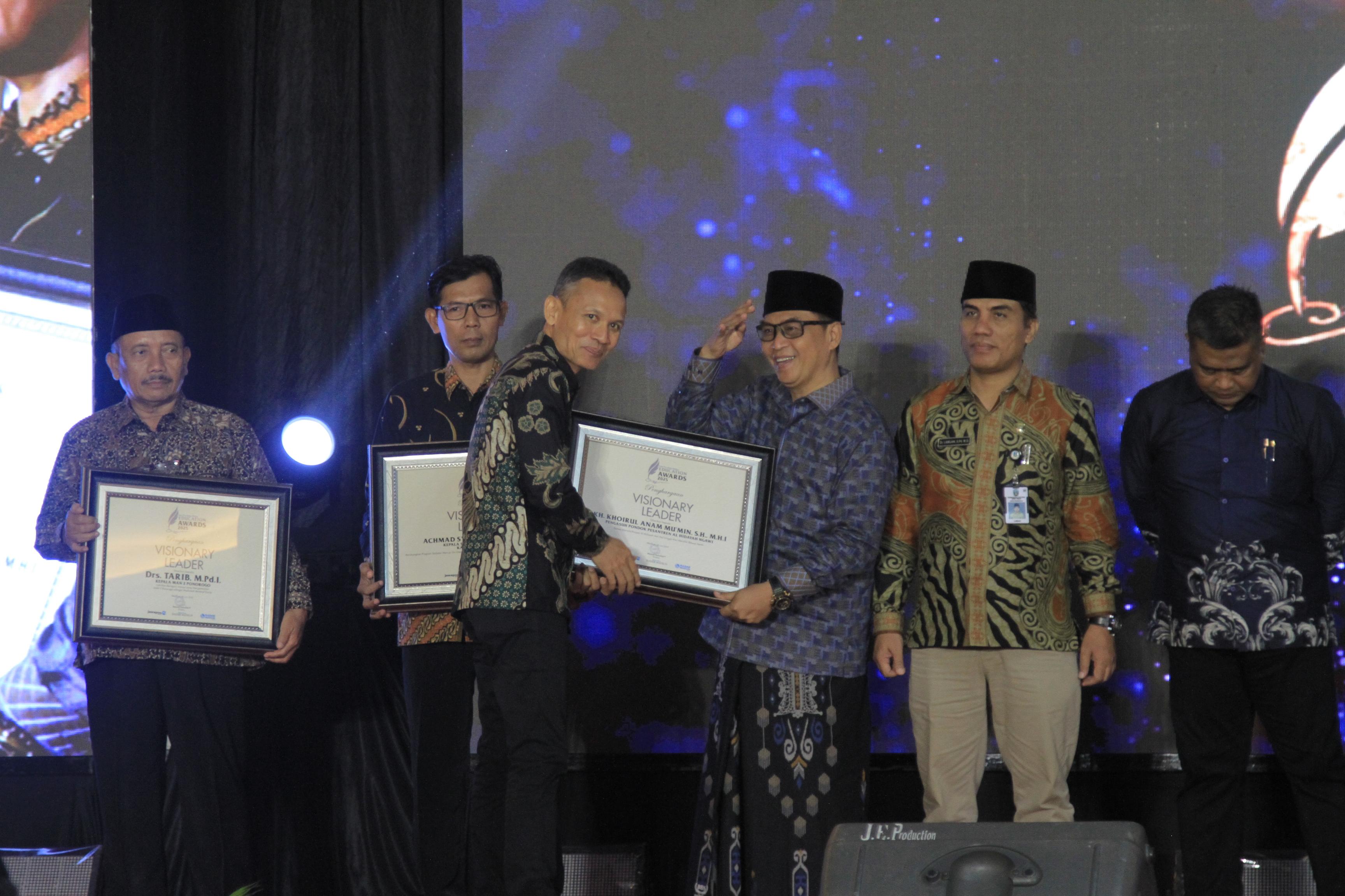 Gus Anam diganjar penghargaan Visionary Leader dalam Radar Madiun Education Awards 2025.