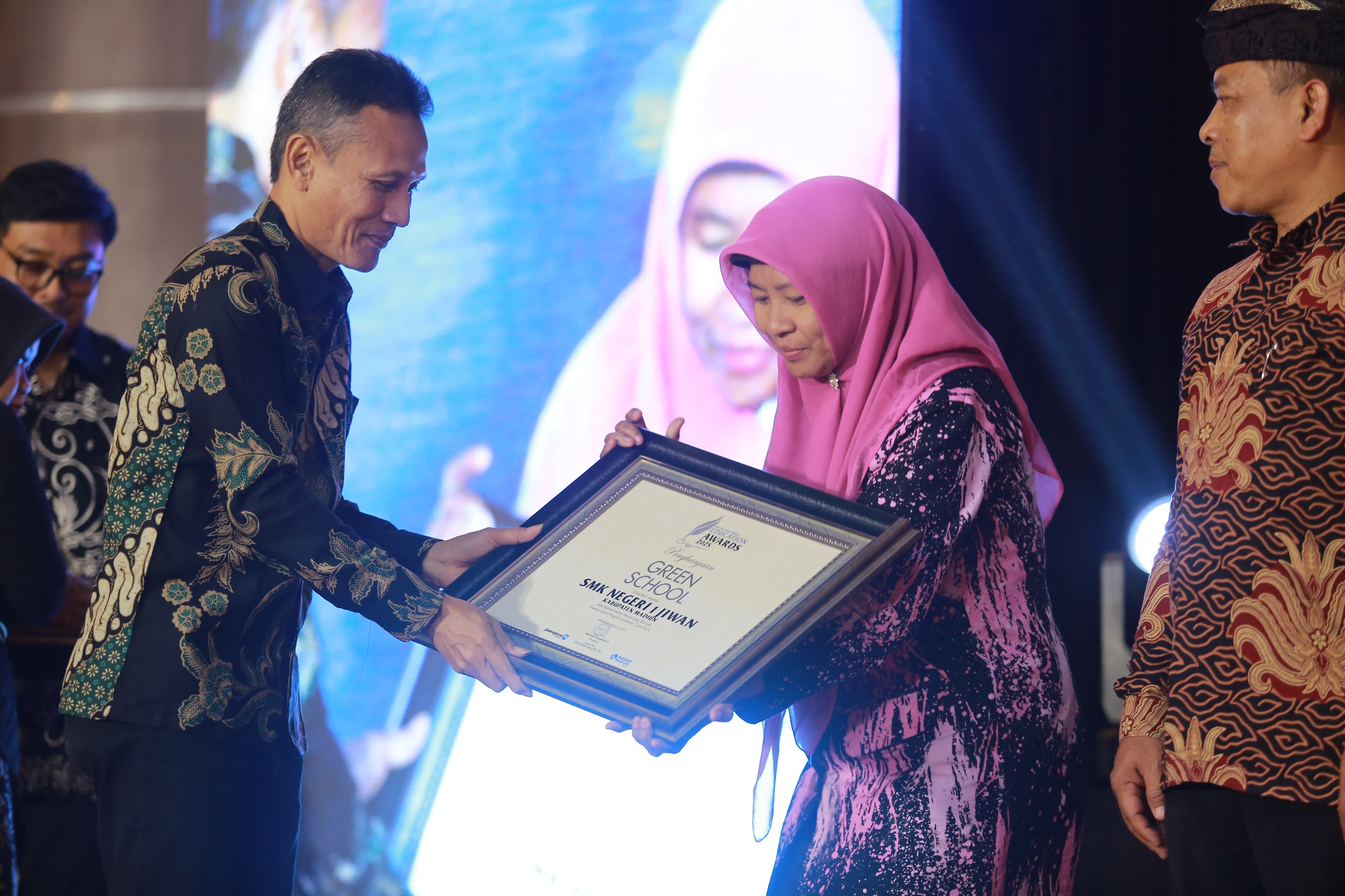 Kepala SMKN 1 Jiwan Murtiru menerima RMEA 2025 kategori Green School.