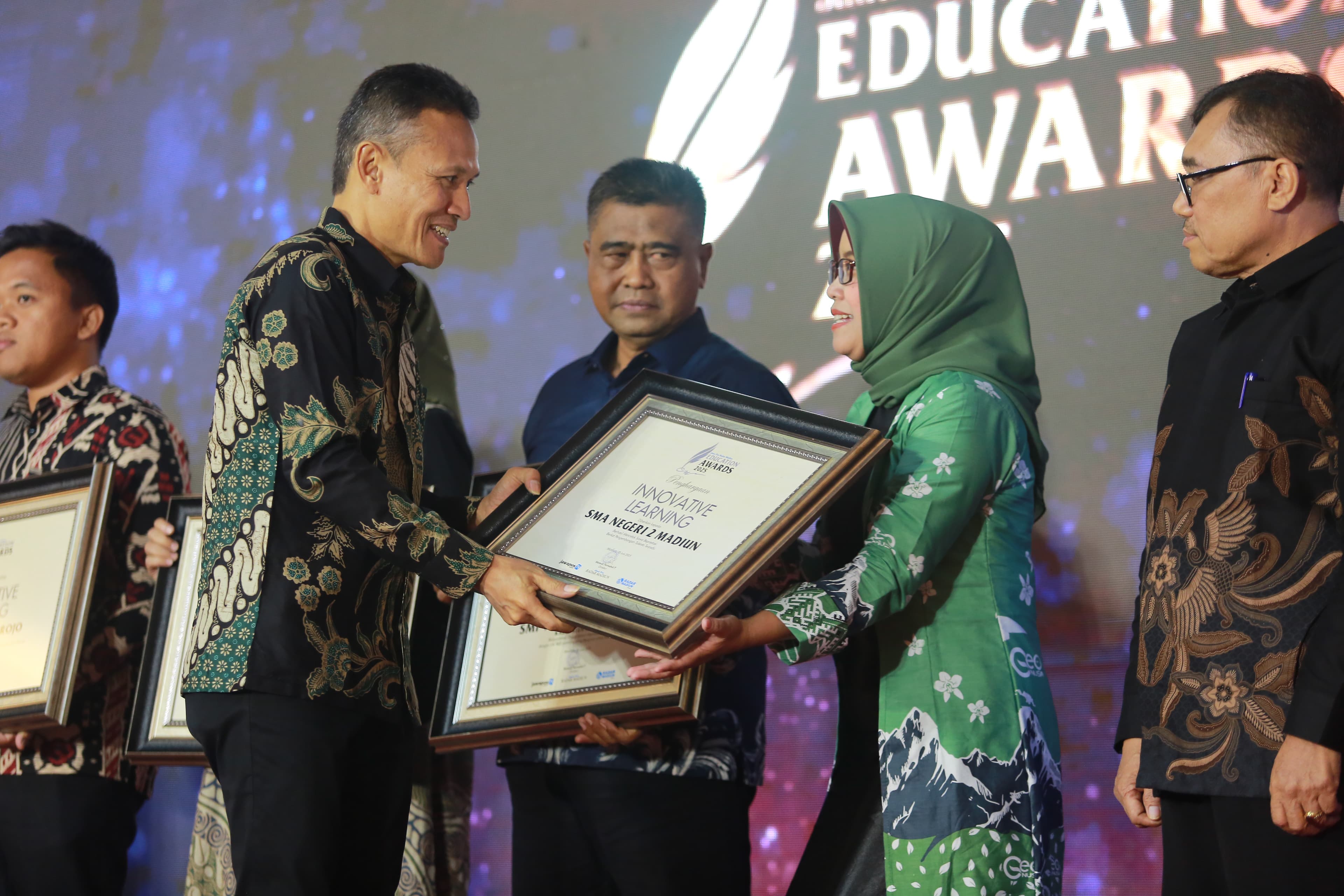 SMAN 2 Madiun menerima penghargaan Radar Madiun Education Awards 2025 untuk kategori Innovative Learnning berkat kesuksesan mencetak siswa berprestasi dan pengembangan talenta terpadu.