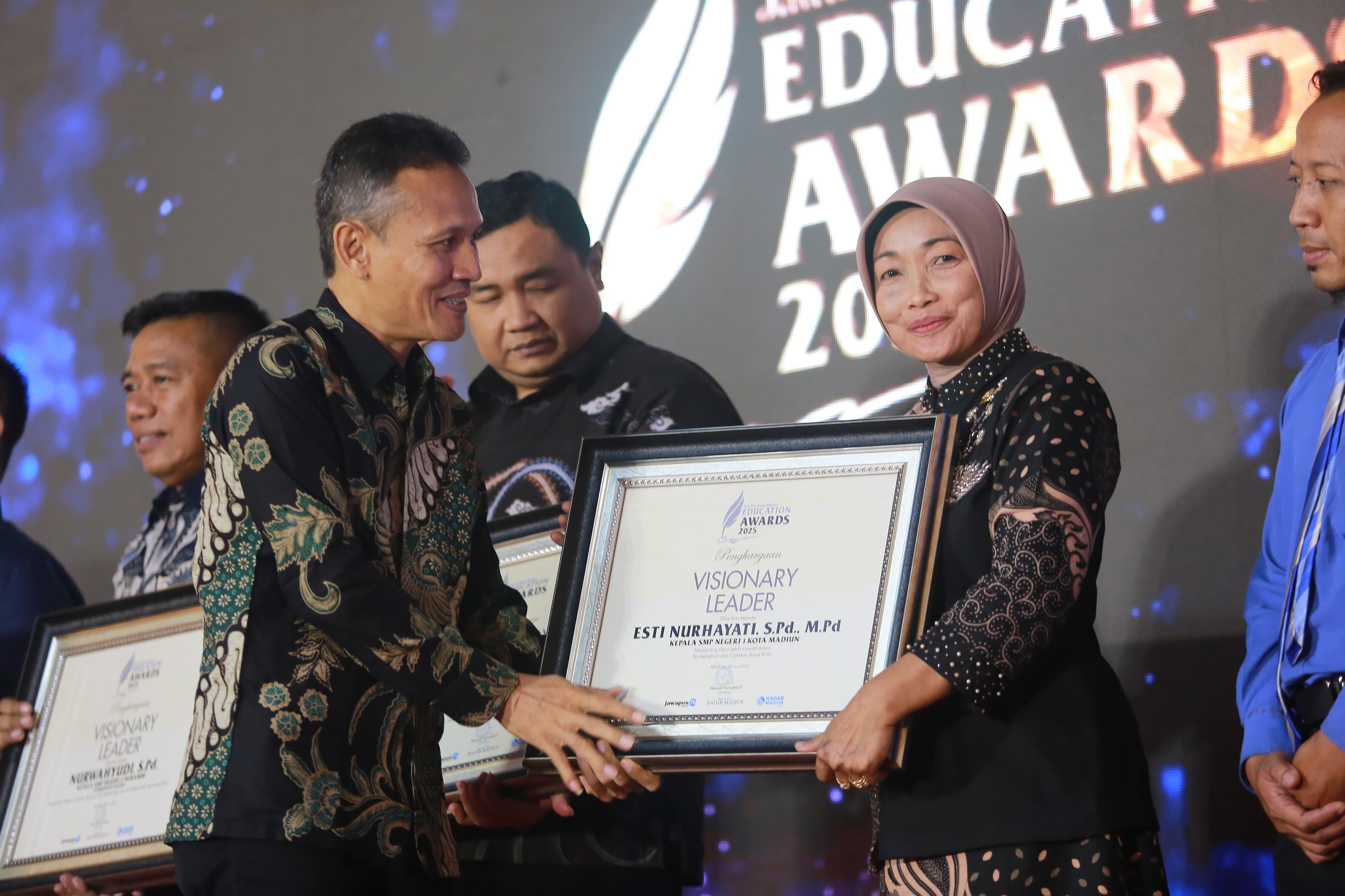 Kepala SMP Negeri 1 Kota Madiun Esti Nurhayati meraih penghargaan Jawa Pos Radar Madiun Education Awards 2025 kategori Visionary Leader atas beragam inovasi yang diciptakan.