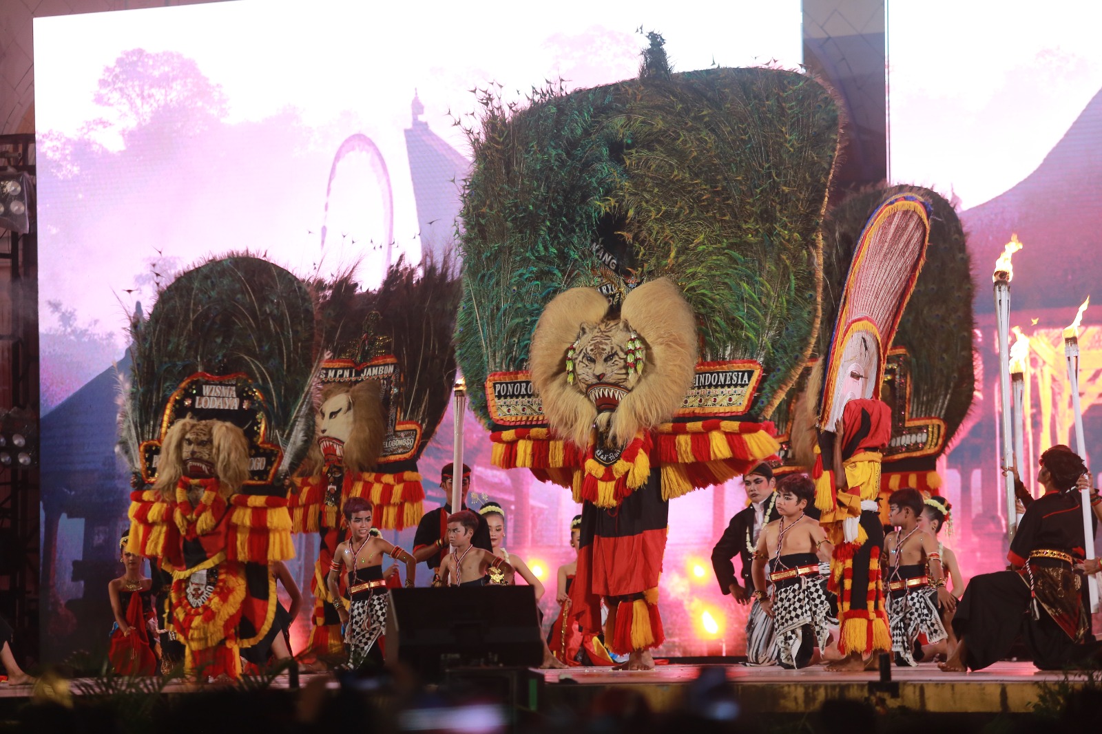 Tim Reyog Brawijaya tampil memukau dan kembali menyabet Piala Presiden 2025 dalam Festival Nasional Reog Ponorogo (FNRP) XXX. FOTO: SUGENG DWI N/RADAR PONOROGO