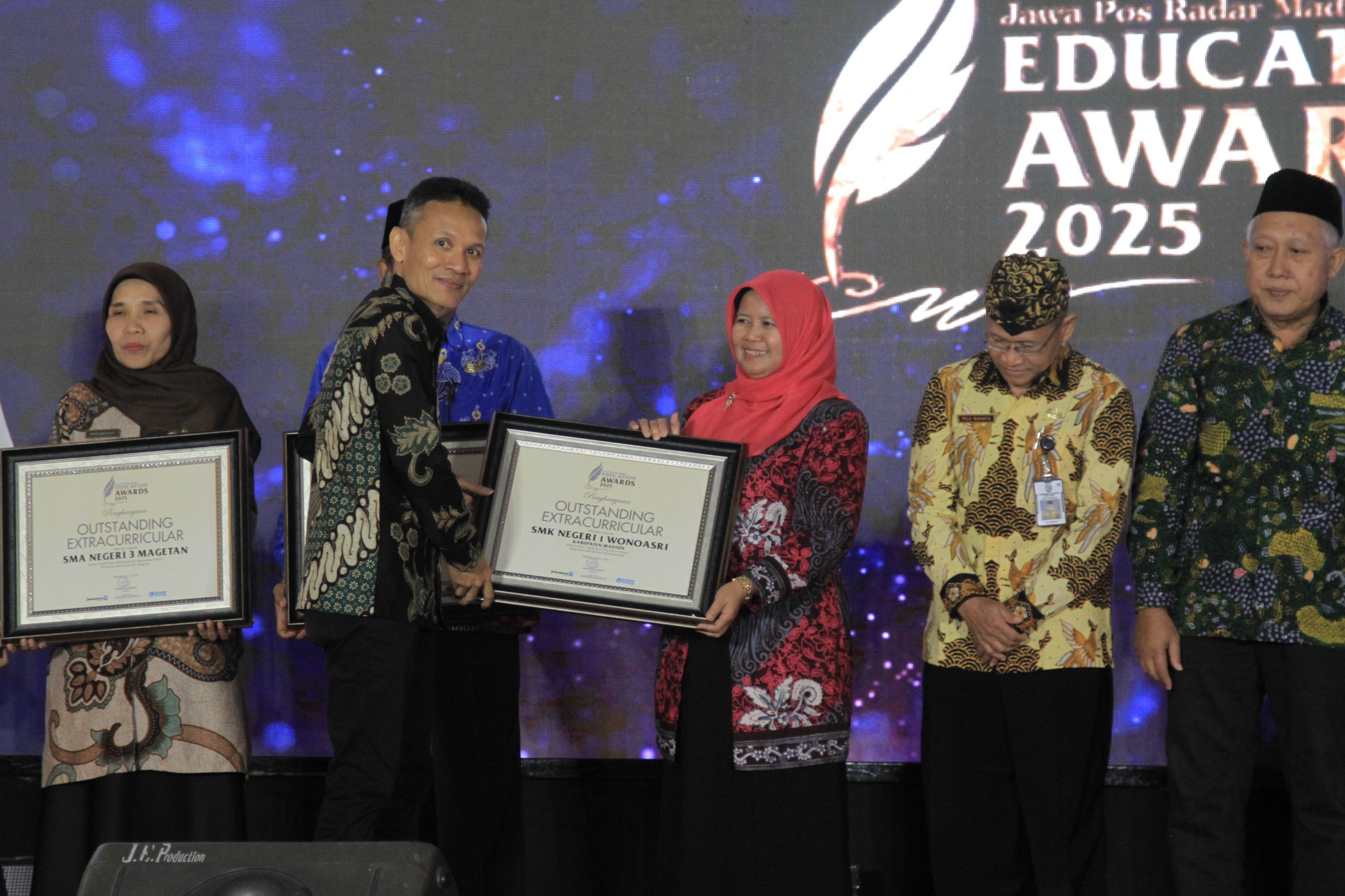Kepala SMKN 1 Wonoasri Wiwik Wiyati menerima penghargaan RMEA 2025 kategori Outstanding Extracurricular.