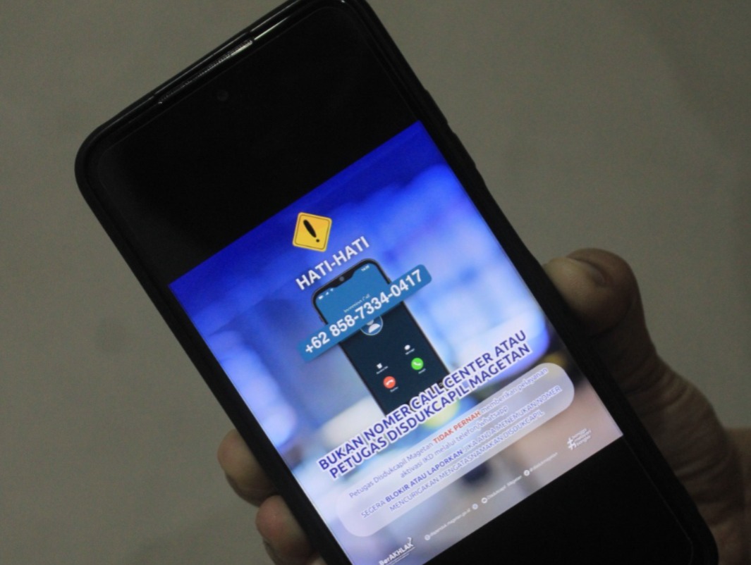 Warga diminta waspada penipuan berkedok layanan aktivasi IKD yang menyasar lewat pesan WhatsApp dan media sosial palsu. FOTO: AJI PUTRA/RADAR MAGETAN
