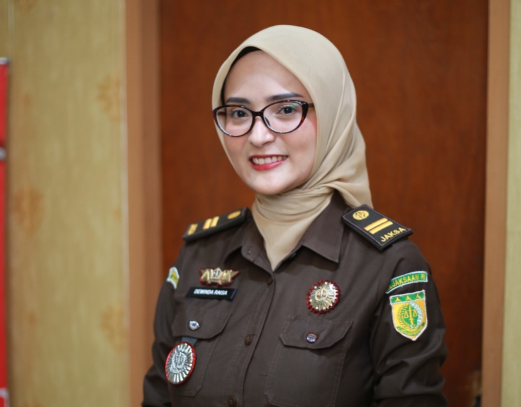 Dewinda Raisa Hasani, jaksa asal Kecamatan Taman, kini menjabat Kasubsi Pertimbangan Hukum Kejari Kota Madiun. FOTO: BAGAS BIMANTARA/JAWA POS RADAR MADIUN