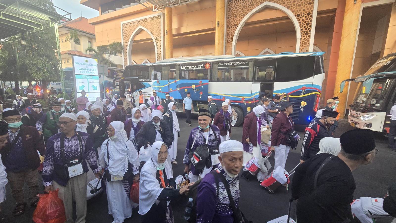 Keluarga menyambut haru kepulangan ratusan jemaah haji Ponorogo di halaman Kantor Kemenag, Sabtu (29/6). Empat jemaah dirujuk ke RS karena kelelahan. KEMENAG UNTUK RADAR PONOROGO