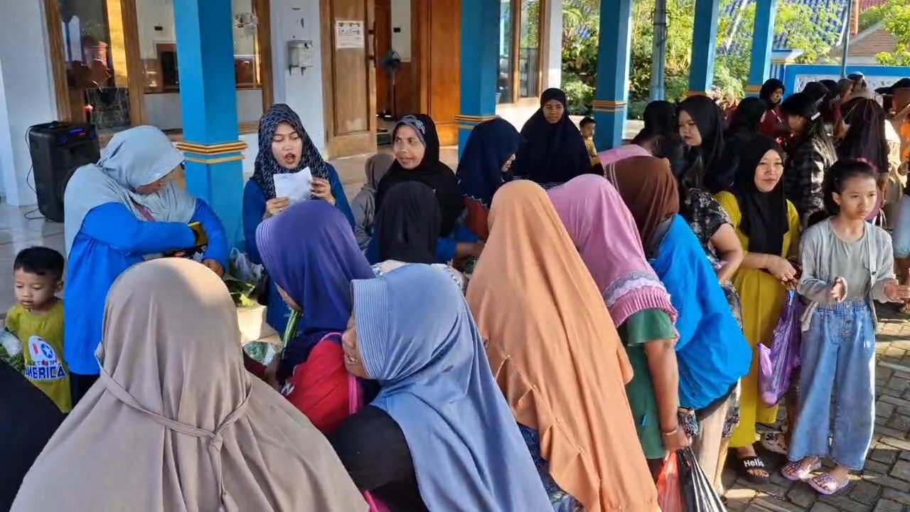 Warga antre berdesakan di halaman Masjid Al Arsy, Desa Sidoharjo, Kecamatan Pulung, dalam pasar murah bahan pokok, Minggu (29/6). FOTO: SUGENG DWI N./JAWA POS RADAR PONOROGO