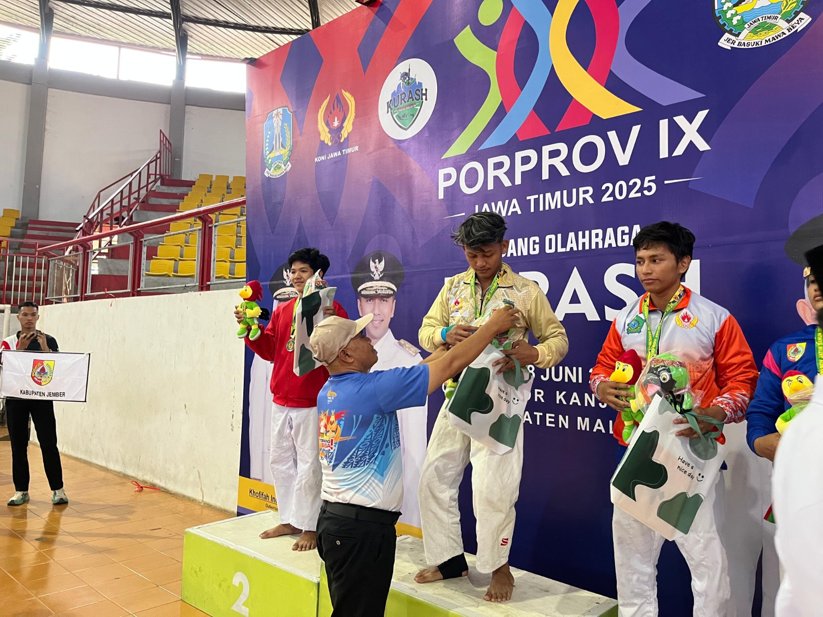 Ego Aji Haksono meraih emas di kelas -66 kg putra cabor kurash dalam Porprov Jatim 2025. Foto: Kurash untuk Jawa Pos Radar Madiun