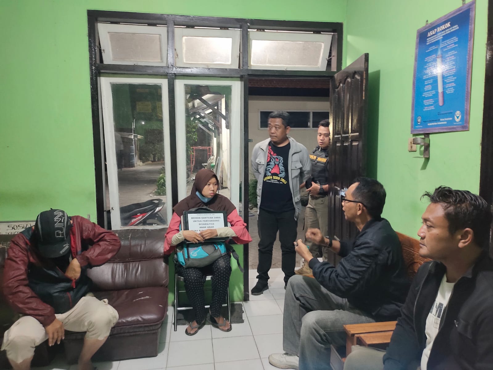 Petugas Satpol PP dan Damkar Ponorogo menggelar patroli pengamanan di kawasan Alun-alun untuk mengantisipasi kehadiran gepeng selama Grebeg Suro. FOTO: SATPOL PP UNTUK JAWA POS RADAR PONOROGO