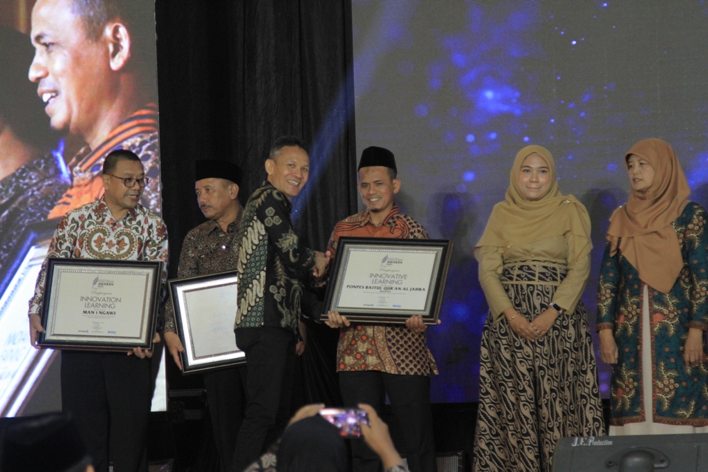 INOVATIF: Dewan Pembina Ponpes Baitul Qur&rsquo;an Al Jahra Nur Wahyudi menerima piagam Innovative Learning di ajang Radar Madiun Education Awards 2025.