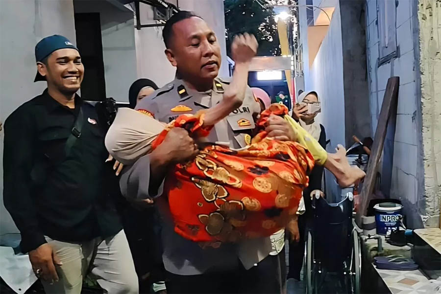 Purnomo, anggota Polres Lamongan yang viral melalui kanal YouTube-nya Polisi Belajar Baik, mendatangi kediaman Mbah Nasikah di Surabaya.