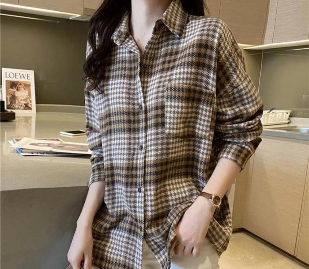 Ilustrasi kemeja kotak-kotak wanita oversized.