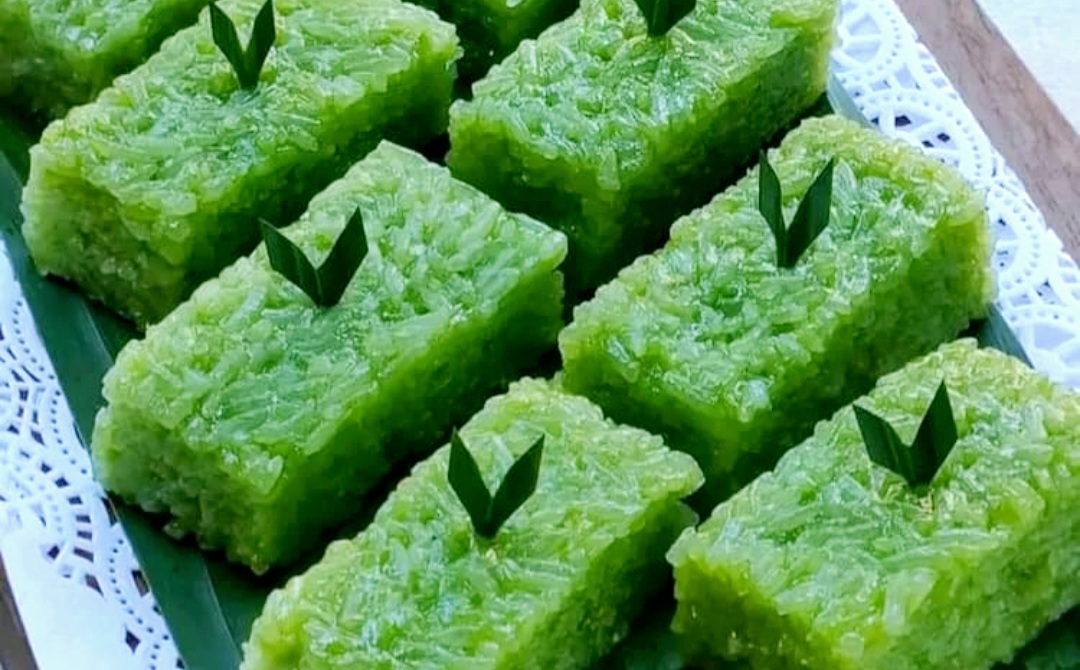 Wajik ketan hijau, kue tradisional Indonesia bertekstur kenyal.